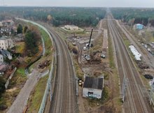 Zielonka, ciężki sprzęt pracuje między torami,  fot. A. Lewandowski, PKP Polskie Linie Kolejowe S.A