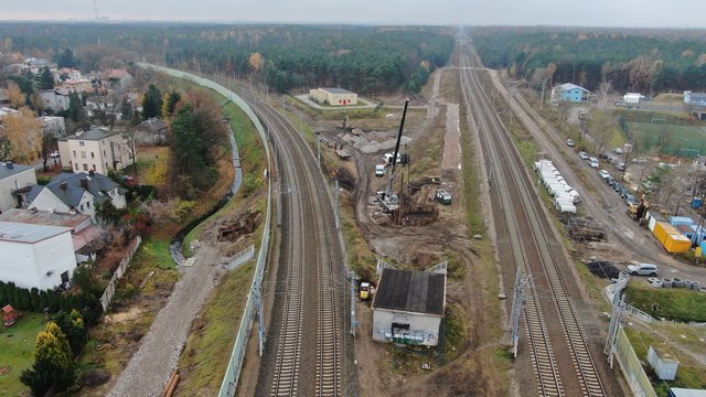 Zielonka, ciężki sprzęt pracuje między torami,  fot. A. Lewandowski, PKP Polskie Linie Kolejowe S.A