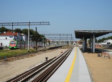 Stacja Ełk teren budowy nowego peronu nr 3 obok jedzie pociąg, fot. Tomasz Łotowski PKP Polskie Linie Kolejowe SA