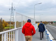 Podróżni korzystający z wiaduktu w Łochowie, fot. Łukasz Bryłowski