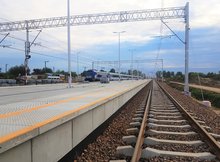 Czyżew - nawierzchnia nowego peronu jedzie pociąg. fot. Jacek Murawski Stecol Corporation (Europe)