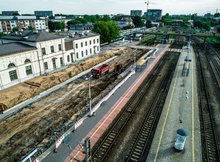 Widok z powietrza na dworzec i perony na stacvji Białystok. Część torów została zdemontowana.