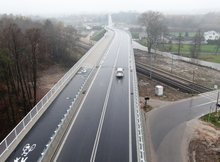 Mokra Wieś - wiadukt nad torami jedzie samochód, fot. Artur Lewandowski PKP Polskie Linie Kolejowe SA (1)