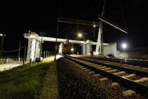 Budowa wiaduktu w Małkini, dźwig układa zbrojone belki, jedzie drezyna, autor Łukasz Bryłowski