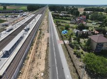 Stacja Baciuty i droga lokalna fot. Paweł Mieszkowski PKP Polskie Linie Kolejowe SA