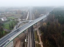 Mokra Wieś - wiadukt nad torami jadą samochody, fot. Artur Lewandowski PKP Polskie Linie Kolejowe SA (1)