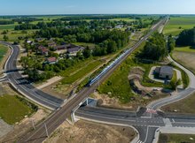 Widok z lotu ptaka. Wiadukt w Szepietowie, pociąg pasażerski jedzie po torach fot. Łukasz Bryłowski