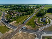 Widok z lotu ptaka. Wiadukt w Szepietowie, pociąg pasażerski jedzie po torach fot. Łukasz Bryłowski