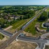 Widok z lotu ptaka. Wiadukt w Szepietowie, pociąg pasażerski jedzie po torach fot. Łukasz Bryłowski
