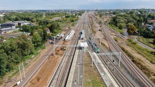 Przystanek Białystok Zielone Wzgórza widok z drona jedzie pociąg fot Paweł Mieszkowski PKP Polskie Linie Kolejowe SA