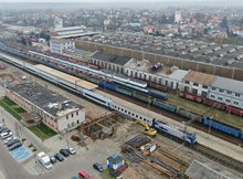 Łapy - prace na stacji obok stoją pociągi. fot. Artur Lewandowski PKP Polskie Linie Kolejowe S.A.