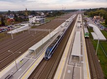 Widok z powietrza na nowe perony na stacji w Małkini. W tle widoczny jest nowy budynek lokalnego centrum sterowania i pociągi pasażerskie.