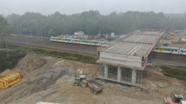 Kobyłka Ossów - pociąg przejeżdża pod budowanym wiaduktem, fot Artur Lewandowski PKP Polskie Linie Kolejowe SA