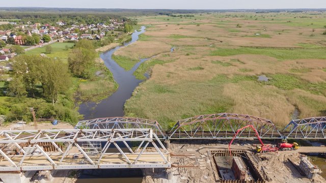 Budowa mostu nad Narwią w Uhowie widok na tereny zalewowe fot Łukasz Bryłowski PKP Polskie Linie Kolejowe SA