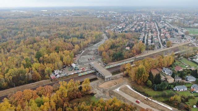 Kobyłka - budowa wiaduktu nad torami widok z drona, fot. Artur Lewandowski PKP Polskie Linie Kolejowe S.A.